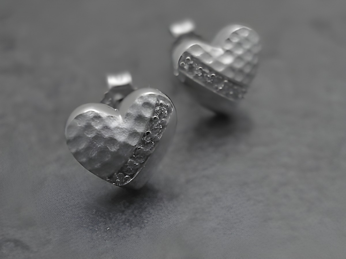 Herz Ohrring aus Sterling Silber rhodiniert mit Zirkonia, liebevoll gestaltet in weiß, hergestellt von Juwelier Harnisch. Perfekt für romantische Anlässe.