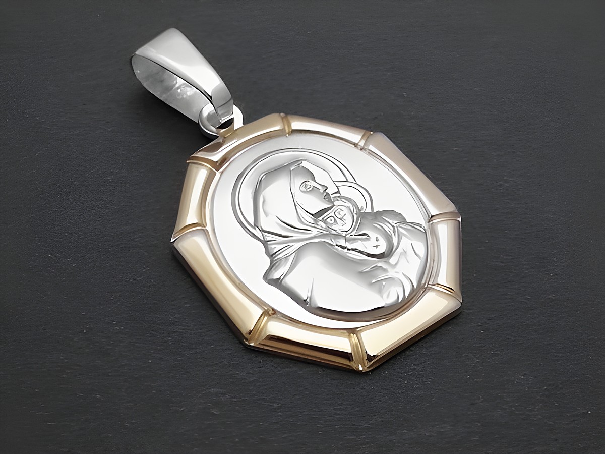 Silber Anhänger mit dem Motiv Maria und dem Jesu Kind, religiös gestaltet, von Juwelier Harnisch, in ovaler Form mit goldfarbener Umrandung.