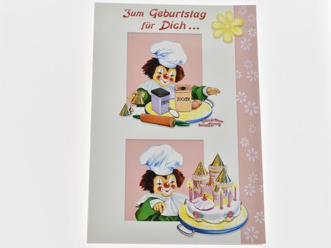 Geburtstagskarte mit einem Clown in einer Zuckerbäckerei, der eine Torte und süße Leckereien dekoriert. Hersteller Juwelier Harnisch, Geburtstagskarten.