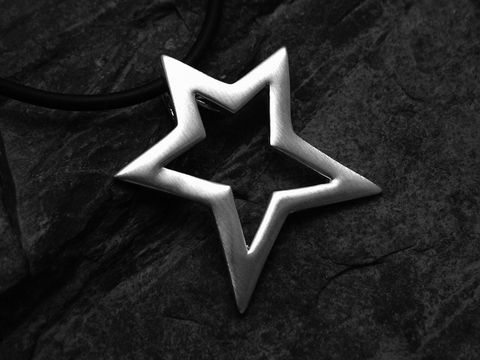 Stern Anhänger 30,7 mm aus mattiertem Sterling Silber, designed von Juwelier Harnisch, mit einem modernen, offenen Sternmotiv auf einem schwarzen Untergrund.