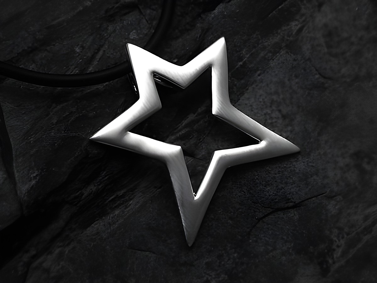 Stern Anhänger 30,7 mm aus mattiertem Sterling Silber, designed von Juwelier Harnisch, mit einem modernen, offenen Sternmotiv auf einem schwarzen Untergrund.