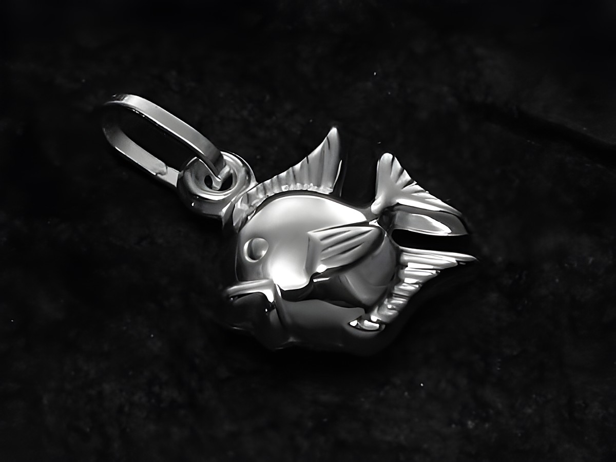 Polierter Sterling Silber Anhänger in Fischform, hergestellt von Juwelier Harnisch, ideal für Tierliebhaber und eine stilvolle Ergänzung für Schmuckkollektionen.