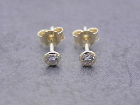 Ohrringe Kreis Gold filigran Zirkonia weiss, Hersteller Juwelier Harnisch, Zirkonia, elegantes Design, perfekt für festliche Anlässe oder den Alltag, strahlen dezenten Glanz aus.