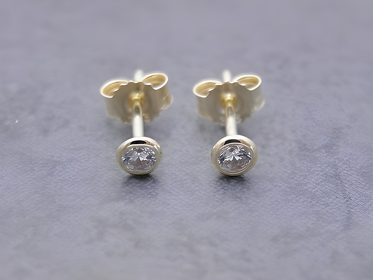 Ohrringe Kreis Gold filigran Zirkonia weiss, Hersteller Juwelier Harnisch, Zirkonia, elegantes Design, perfekt für festliche Anlässe oder den Alltag, strahlen dezenten Glanz aus.