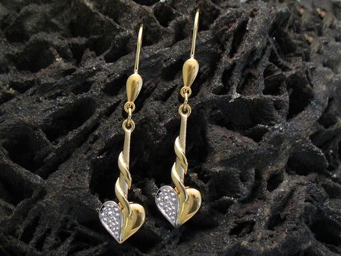 Weibliche Gold Ohrhänger bicolor von Juwelier Harnisch, elegant und ohne Stein, in Herzform mit drehendem Design, ideal für besondere Anlässe oder als schlichte Accessoires.