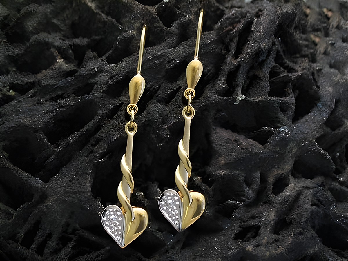 Weibliche Gold Ohrhänger bicolor von Juwelier Harnisch, elegant und ohne Stein, in Herzform mit drehendem Design, ideal für besondere Anlässe oder als schlichte Accessoires.