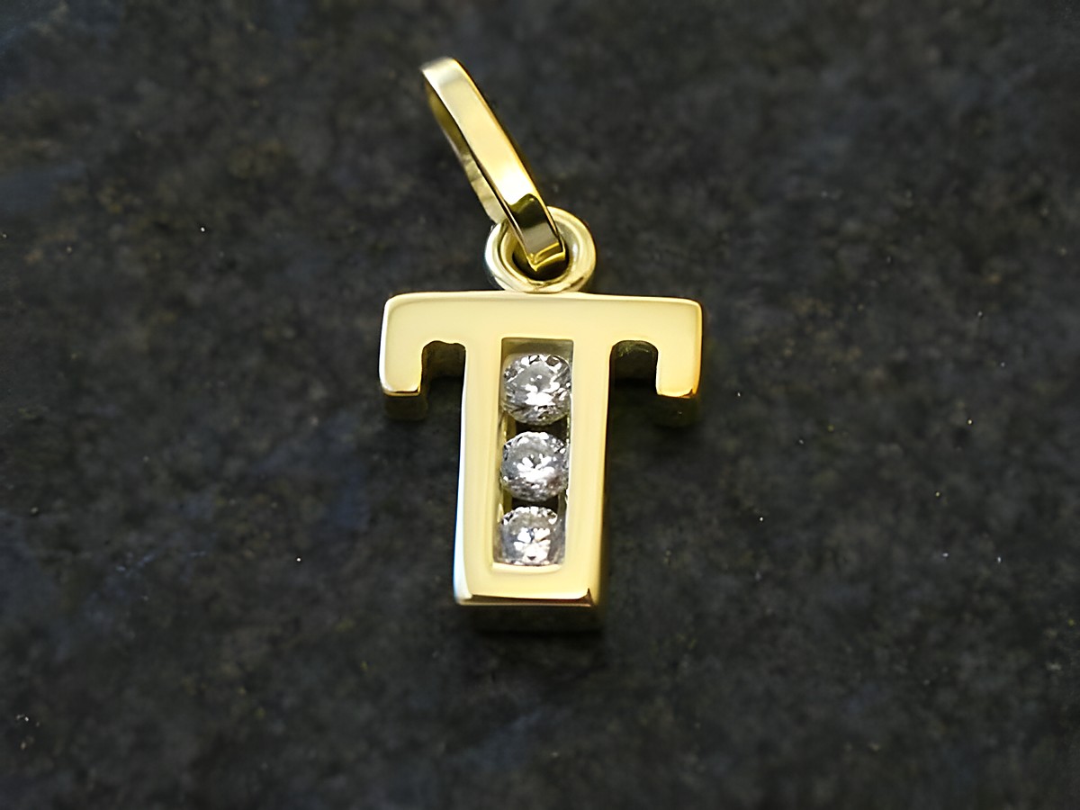 Goldanhänger in Form des Buchstabens T, verziert mit drei Zirkonia, Hersteller Juwelier Harnisch. Ideal als persönlicher Schmuck oder Geschenk.