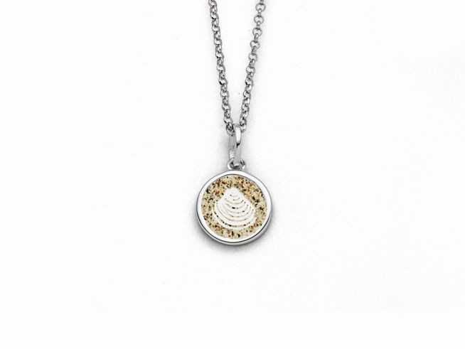 DUR Kette Muschel 2.0 K2670 aus Sterling Silber mit einem runden Anhänger, der eine Muschel mit sandfarbenem Hintergrund zeigt, Gesamtlänge 42cm, elegantes Design für jeden Anlass.