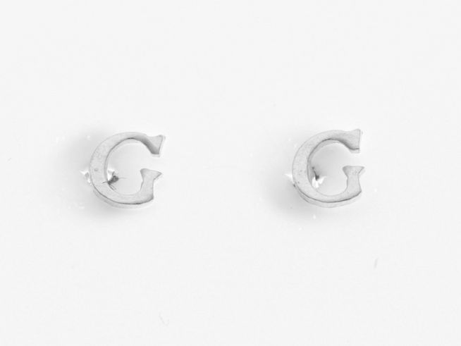 Ohrringe Ohrstecker mit dem Buchstaben G aus Silber 925, Initialien, hergestellt von Juwelier Harnisch, stilvolles und persönliches Schmuckstück für jeden Anlass.