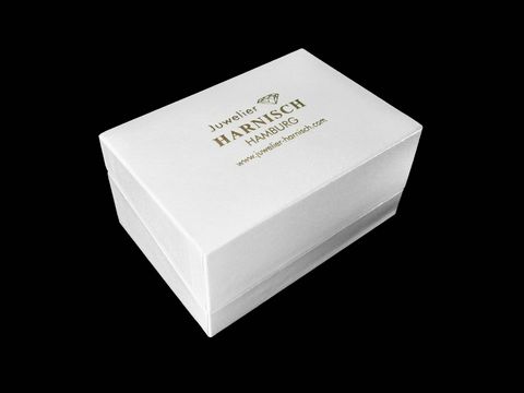 Geschenkschachtel für Trauringe und Manschettenknöpfe in klassischem Weiß, mit goldfarbener Schrift des Herstellers Juwelier Harnisch, elegantes Design für besondere Anlässe.
