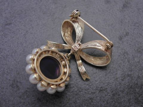 Gold Brosche als Schleife - Gold 585 - Amethyst + Zuchtperle - Anstecknadel, Hersteller: Juwelier Harnisch, Broschen. Elegantes Design mit einer zentralen Amethyst-Einfassung und Zuchtperlen.