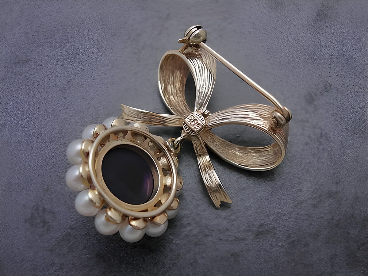 Gold Brosche als Schleife - Gold 585 - Amethyst + Zuchtperle - Anstecknadel, Hersteller: Juwelier Harnisch, Broschen. Elegantes Design mit einer zentralen Amethyst-Einfassung und Zuchtperlen. – Ansicht 2