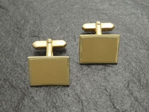 Manschettenknöpfe satiniert in goldfarben von Juwelier Harnisch, elegant und zeitlos, ideal für formelle Anlässe, verleiht jedem Outfit einen stilvollen Akzent.