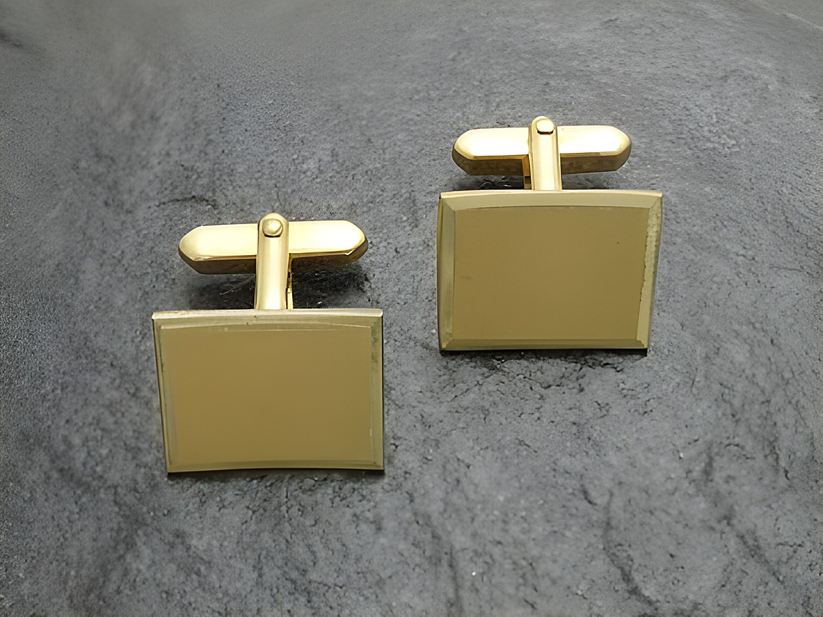 Manschettenknöpfe satiniert in goldfarben von Juwelier Harnisch, elegant und zeitlos, ideal für formelle Anlässe, verleiht jedem Outfit einen stilvollen Akzent.