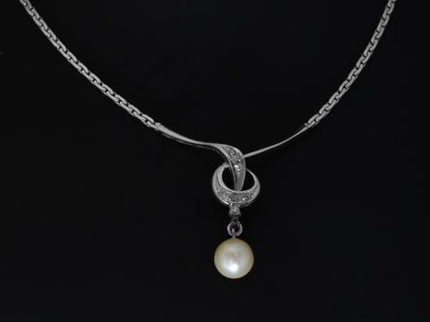 Weißgold Collier mit zeitlos elegantem Mittelteil aus 585 Weißgold, besetzt mit einem Diamanten und einer Zuchtperle von 0,08 ct W/Si, Länge 43,5 cm, Hersteller Juwelier Harnisch.