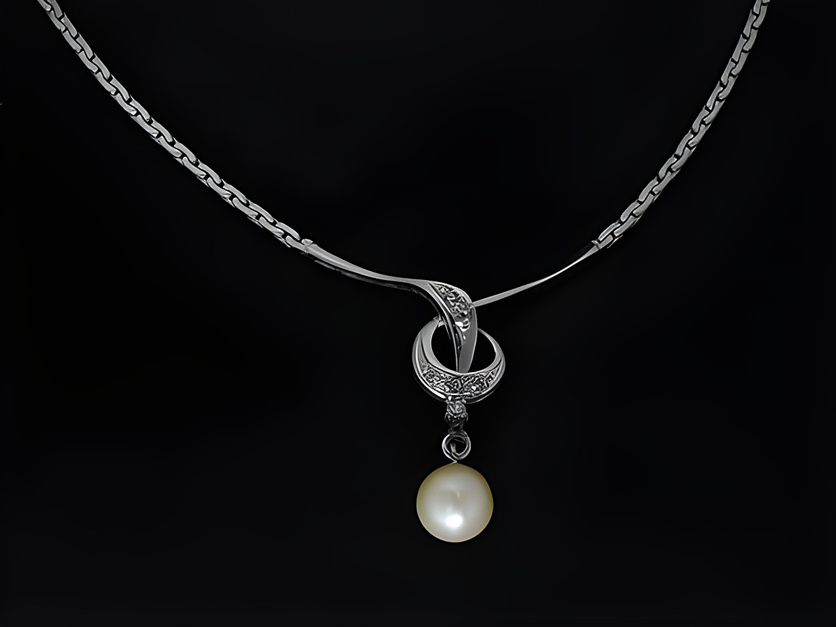 Weißgold Collier mit zeitlos elegantem Mittelteil aus 585 Weißgold, besetzt mit einem Diamanten und einer Zuchtperle von 0,08 ct W/Si, Länge 43,5 cm, Hersteller Juwelier Harnisch.