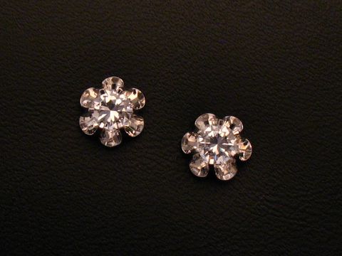 Ohrringe Blume in Weißgold 333 mit traumhaftem Zirkonia von Juwelier Harnisch, elegante und funkelnde Schmuckstücke für besondere Anlässe.