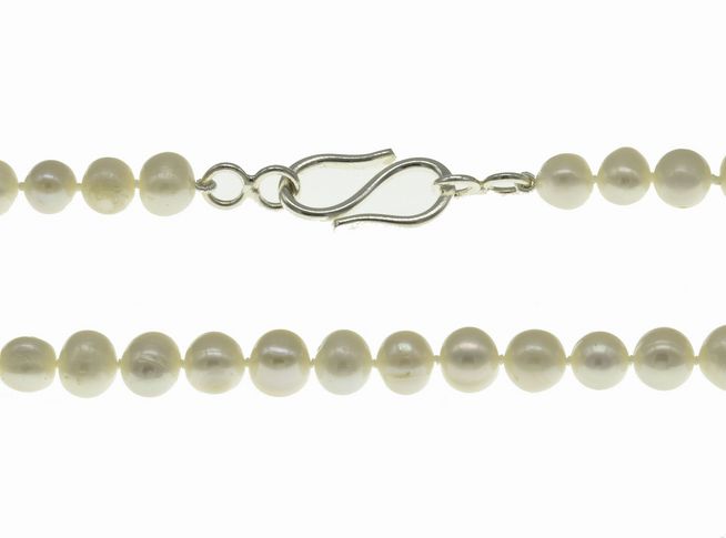 Perlenkette aus Süßwasser-Zuchtperlen in Weiß mit einem Durchmesser von 7,5-9 mm und einer Länge von 45 cm, ausgestattet mit einem Silberverschluss, klassisches Design des Herstellers Juwelier Harnisch.