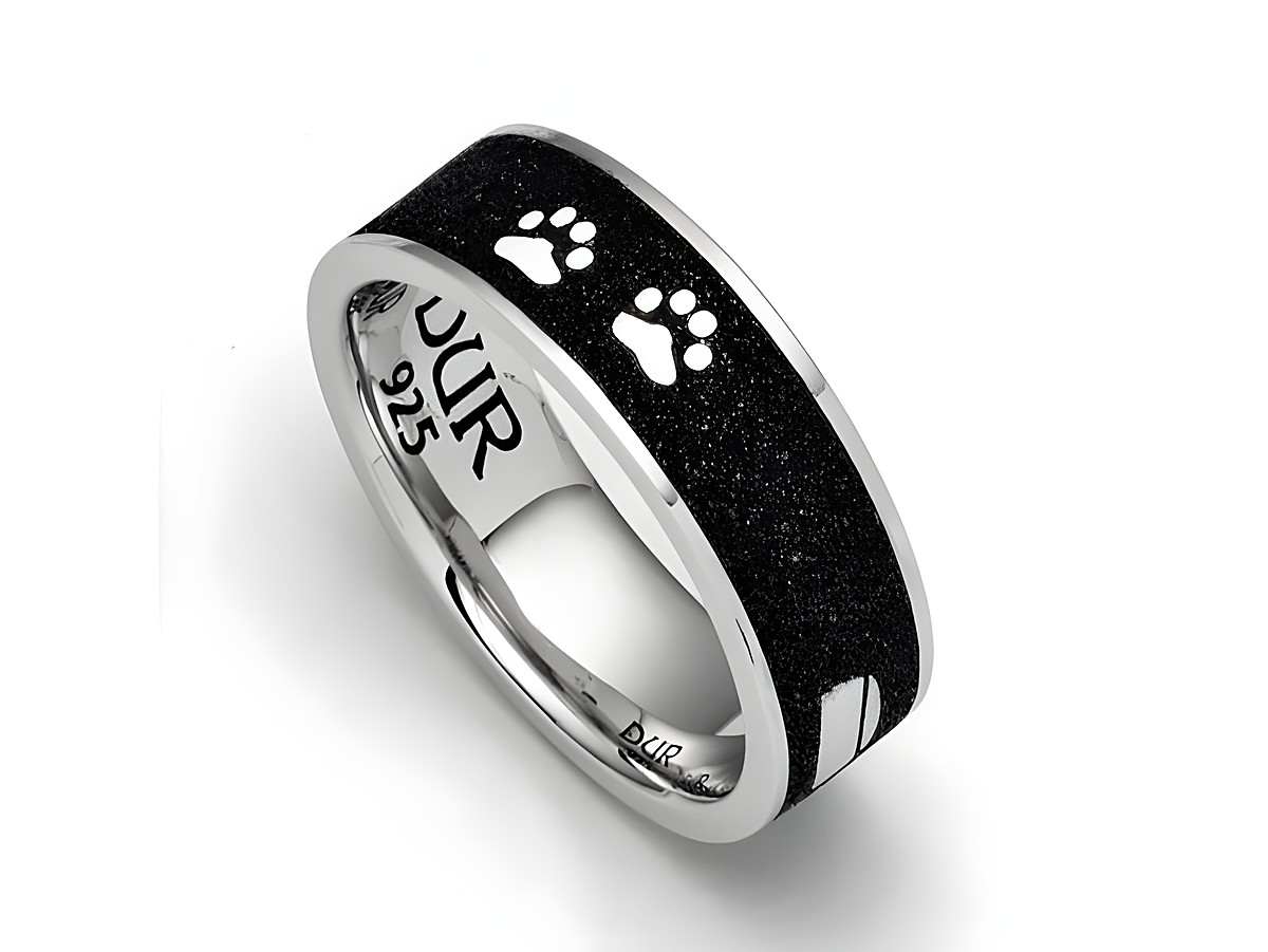 Lavasand Ring Lucky Dog Pfote 2.0 in Sterling Silber, Gr. 60 mit schwarzem Lavasand und zwei eingravierten Pfotenabdrücken, markiert mit DUR und 925.