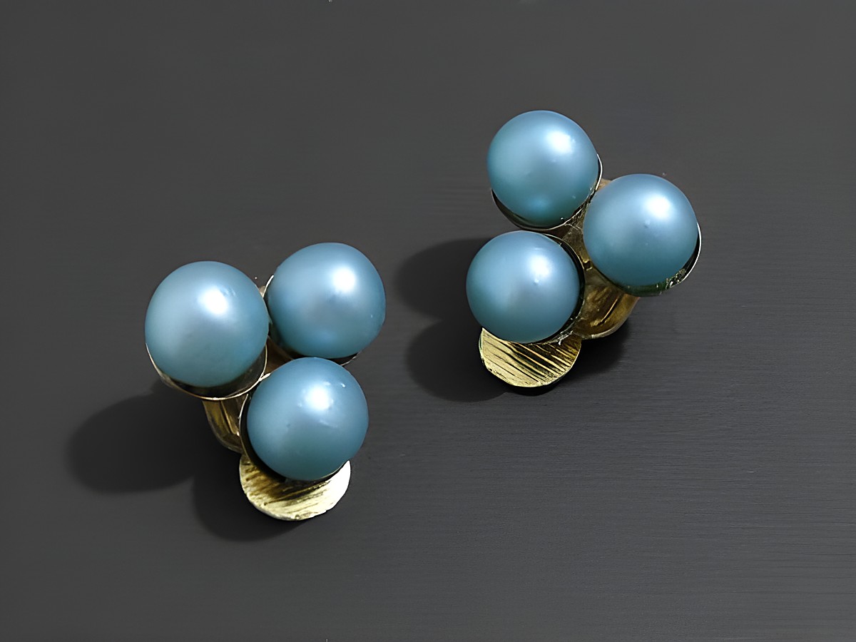 Modeschmuck Ohrclip elegant in petrol matt mit Zuchtperlenimitation, Hersteller Juwelier Harnisch, stilvolle Ohrclips für jeden Anlass, feminines Design und edler Glanz.