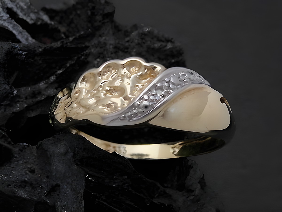 Gold Ring designorientiert aus Gold 333 bicolor mit Diamanten. Stilvoller Goldring in Größe 54, Hersteller Juwelier Harnisch, bis Größe 54/17,5.