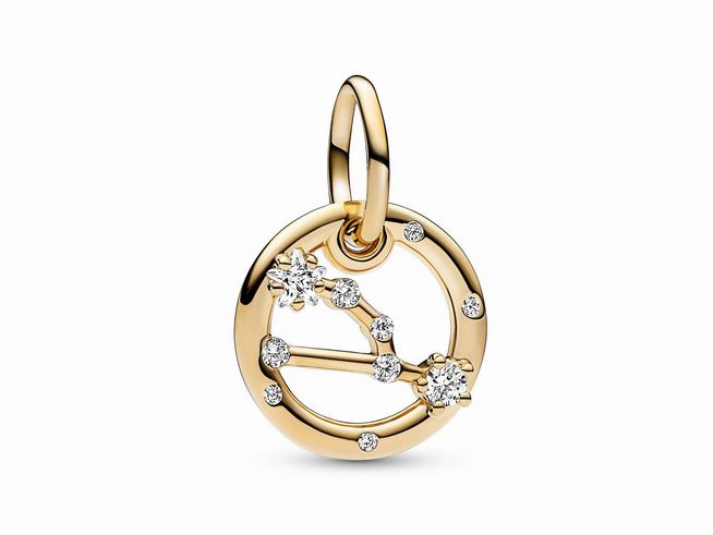 Charm-Anhänger aus vergoldetem Sterlingsilber mit dem Sternzeichen Stier, verziert mit funkelndem Zirkonia, ideal für eine elegante Schmuckkollektion.