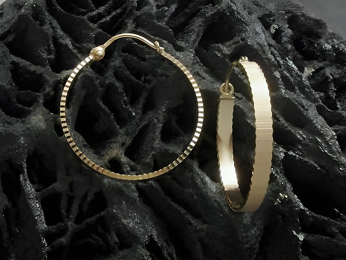 Creolen aus 2 cm Gold 333 mit interessantem Diamantschliff und teilmattierter Oberfläche, Hersteller Juwelier Harnisch, bis 25 mm Durchmesser.