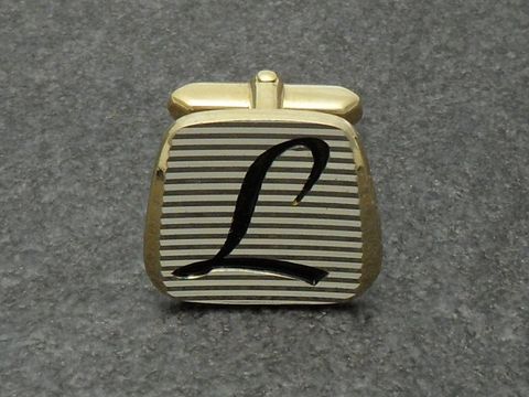 Vergoldete Manschettenknöpfe mit dem Buchstaben L und gestreiftem Design, hergestellt von Juwelier Harnisch, ideal für stilvolle Outfits und persönliche Akzente.
