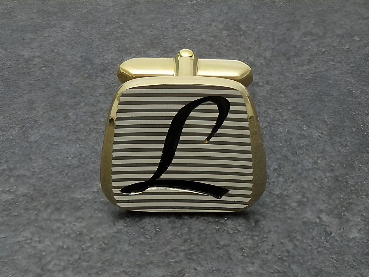 Vergoldete Manschettenknöpfe mit dem Buchstaben L und gestreiftem Design, hergestellt von Juwelier Harnisch, ideal für stilvolle Outfits und persönliche Akzente.