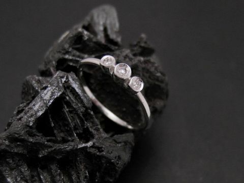 Weißgold Ring zart Gold 333 mit drei strahlenden Diamanten in Größe 51 von Hersteller Juwelier Harnisch, bis Größe 52/17.