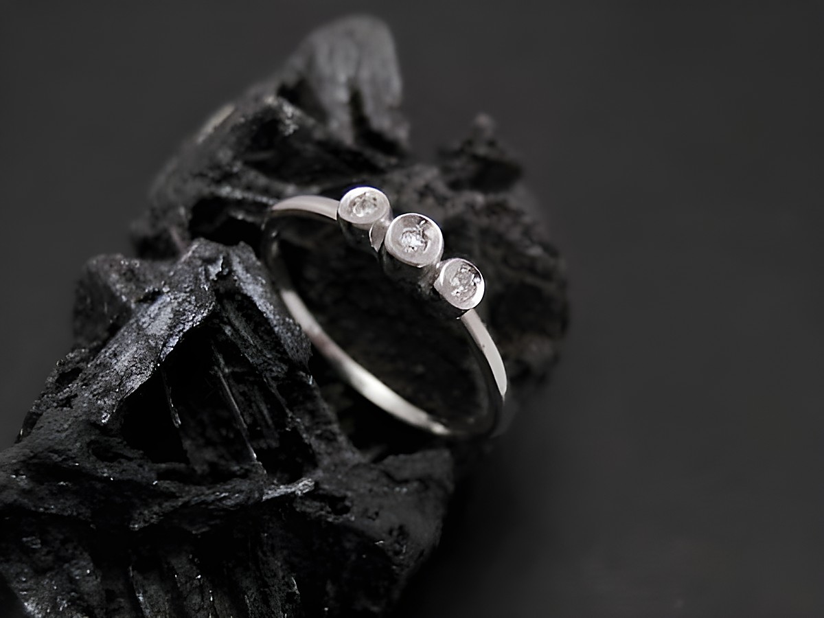 Weißgold Ring zart Gold 333 mit drei strahlenden Diamanten in Größe 51 von Hersteller Juwelier Harnisch, bis Größe 52/17.