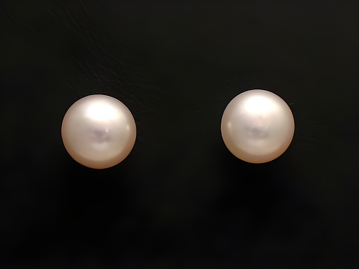 Ohrringe mit 8,8 mm Zuchtperlen in Gold 585, stilvolle Ohrstecker des Herstellers Juwelier Harnisch, elegant und zeitlos. Perfekt für besondere Anlässe oder den Alltag.