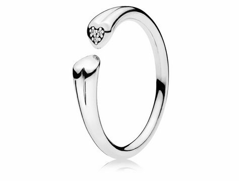 Zwei Herzen Ring aus Silber von Pandora in Größe 52. Der Ring hat zwei Herzformen an den Enden, eine davon mit funkelnden Zirkonia-Steinen. Elegantes und schlichtes Design.
