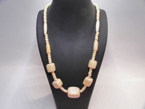 Holzkette Multiform 25 mm naturbraun 60 cm mit verschiedenen Holzperlen, passend für jeden Anlass, hergestellt von Juwelier Harnisch in naturbrauner Farbgebung.