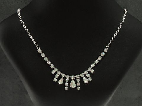 Strass Collier Kette blue dreams bunt schimmernd von Juwelier Harnisch aus Sterling Silber, 38-45 cm, präsentiert im eleganten Design mit funkelnden Steinen auf einem schwarzen Untergrund.