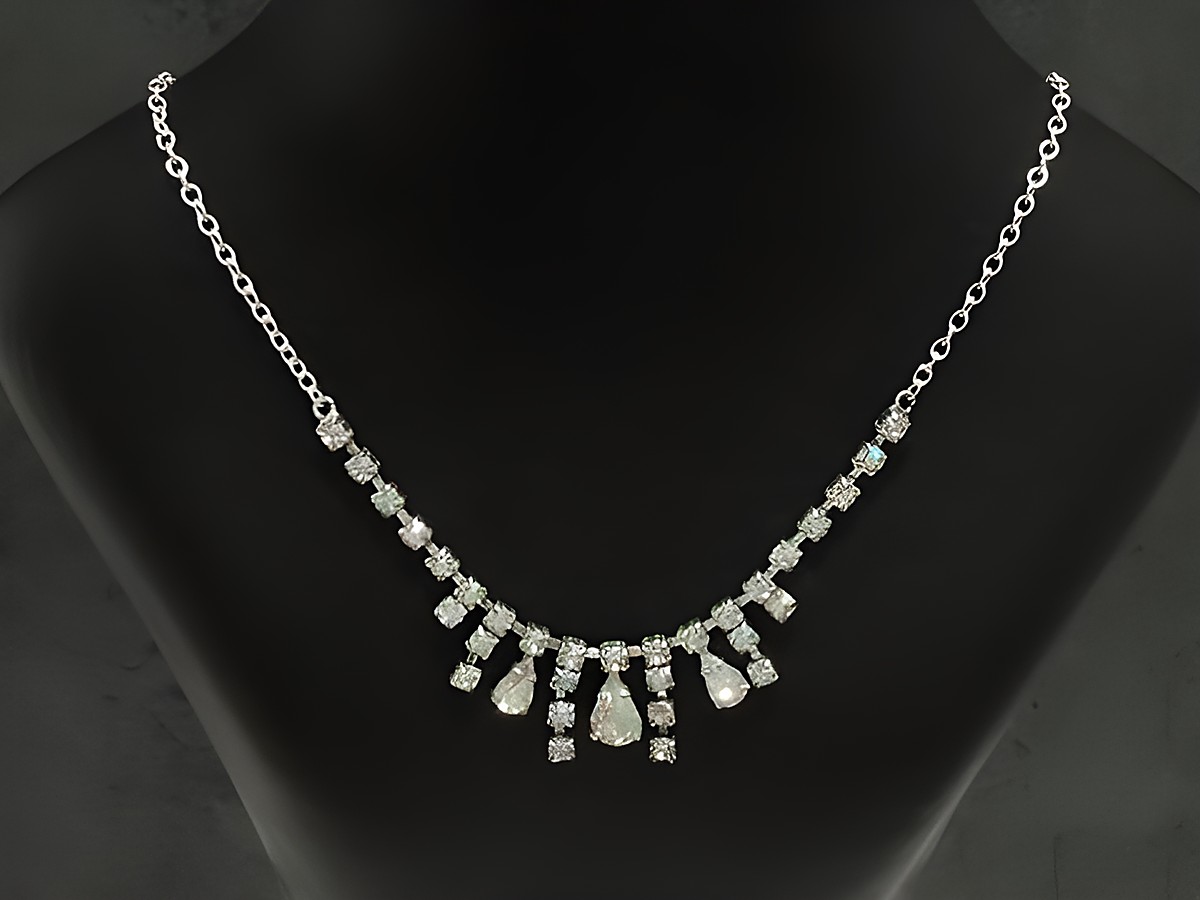 Strass Collier Kette blue dreams bunt schimmernd von Juwelier Harnisch aus Sterling Silber, 38-45 cm, präsentiert im eleganten Design mit funkelnden Steinen auf einem schwarzen Untergrund.
