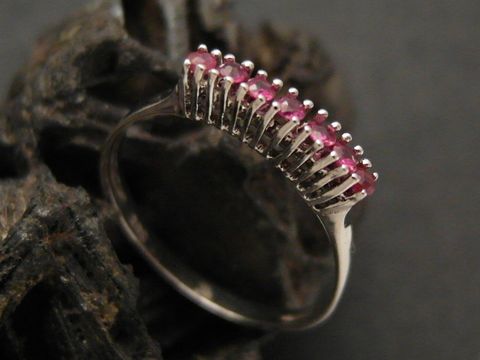 Weißgoldring reizend Weißgold 585 Rubin Gr. 51 Hersteller Juwelier Harnisch bis Gr. 52 mit einer filigranen Anordnung mehrerer Rubine, die den Ring elegant schmücken.