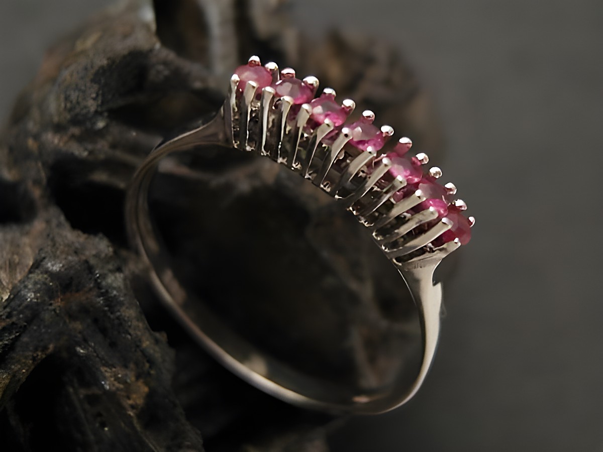 Weißgoldring reizend Weißgold 585 Rubin Gr. 51 Hersteller Juwelier Harnisch bis Gr. 52 mit einer filigranen Anordnung mehrerer Rubine, die den Ring elegant schmücken.