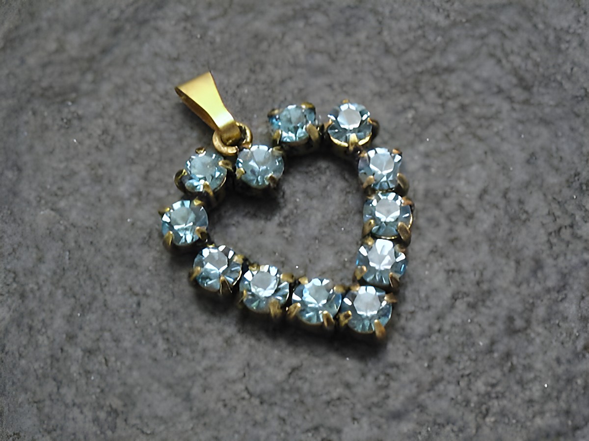 Blauer Strass Anhänger im sexy City Look in Herzform, gefertigt vom Juwelier Harnisch, strahlend und elegant, perfekt für ein modisches Accessoire.