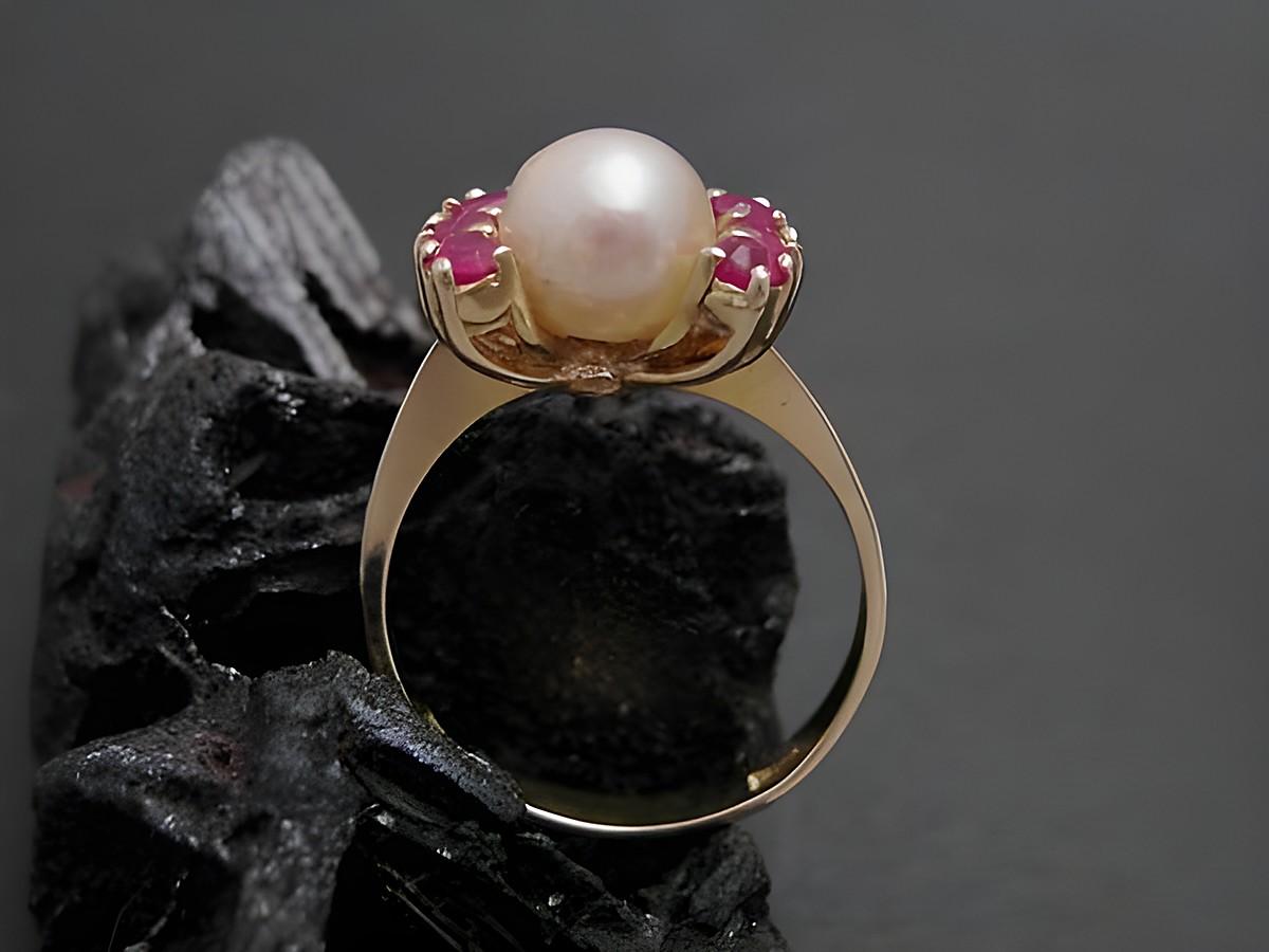 Gold Perlen Ring mit edler Zuchtperle und synthetischen Rubinen, Größe 54, 6,9 mm, Gold 333, Hersteller Juwelier Harnisch, ideal bis Größe 54. – Ansicht 2