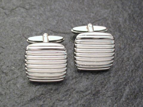 Manschettenknöpfe echt Silber rhodiniert in geriffelter Optik von Juwelier Harnisch, hochwertiges Design für elegante Anlässe, perfekte Ergänzung für formelle Kleidung.