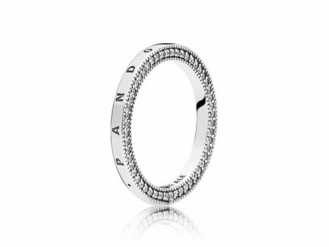 PANDORA 197437CZ-48 Ring aus Silber mit einem eleganten Design, verziert mit funkelnden Zirkonia-Steinen und dem Schriftzug PANDORA, Größe 48, Herzen von PANDORA.