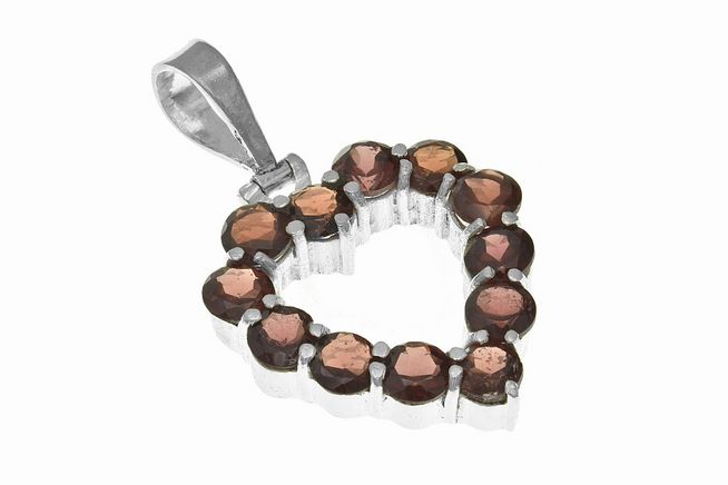 Ein eleganter Herzanhänger aus poliertem Sterling Silber, besetzt mit Granaten, hergestellt von Juwelier Harnisch, Perlen & Steine. Ideal als Schmuckstück für besondere Anlässe.