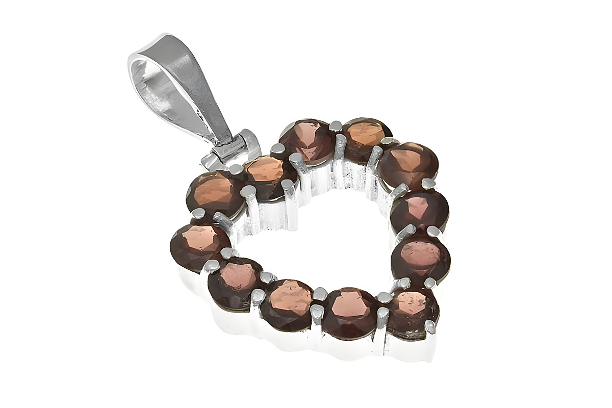 Ein eleganter Herzanhänger aus poliertem Sterling Silber, besetzt mit Granaten, hergestellt von Juwelier Harnisch, Perlen & Steine. Ideal als Schmuckstück für besondere Anlässe.