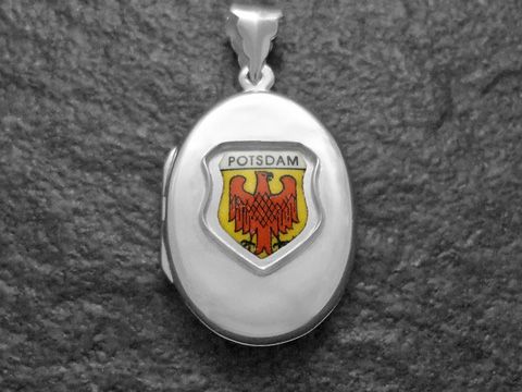 Silbermedaillon mit dem Länderwappen von Potsdam, Deutschland, in charakteristischen Farben. Hergestellt von Juwelier Harnisch, Brandenburg, ideal für Sammler und Liebhaber von regionaler Geschichte.