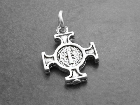 Silberner Anhänger in Form eines gleichschenkligen Kreuzes mit Heiligenfigur und filigranem Muster, Hersteller Juwelier Harnisch, ideal als religiöser Schmuck.
