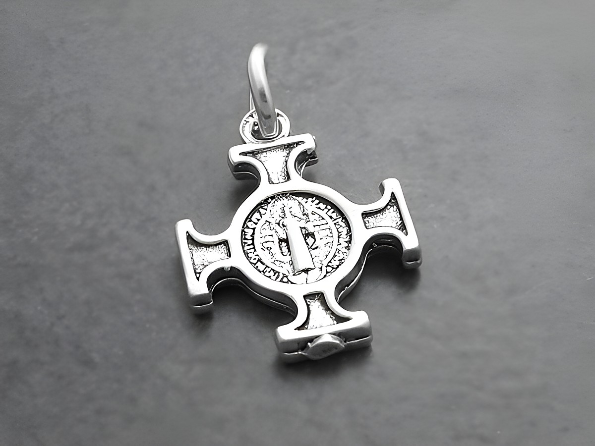 Silberner Anhänger in Form eines gleichschenkligen Kreuzes mit Heiligenfigur und filigranem Muster, Hersteller Juwelier Harnisch, ideal als religiöser Schmuck.