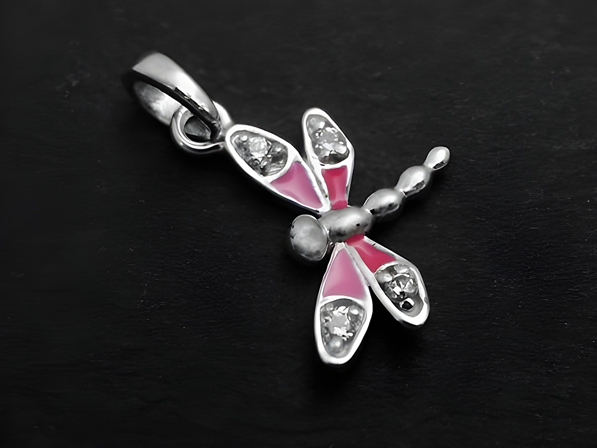 Anhänger in Form einer Libelle aus rhodiniertem Sterling Silber, verziert mit rosa-fuchsia Zirkonia-Lack, hergestellt von Juwelier Harnisch, speziell für Kinder.