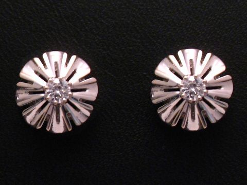 Ohrringe aus Weißgold 585 mit einem Brillant von 0,18 ct. in der Farbe TW und der Reinheit VVSi, gestaltet von Juwelier Harnisch, elegante Blumendesign-Optik.
