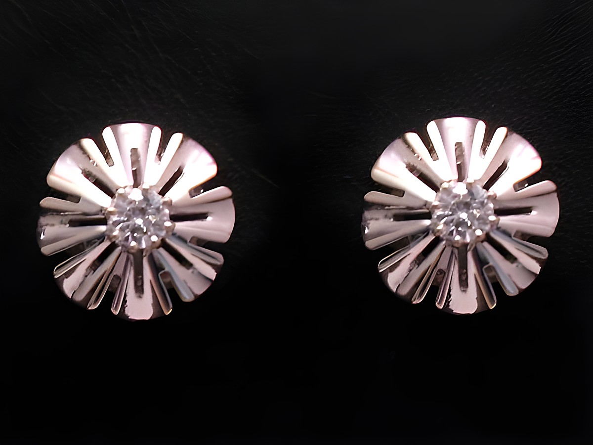 Ohrringe aus Weißgold 585 mit einem Brillant von 0,18 ct. in der Farbe TW und der Reinheit VVSi, gestaltet von Juwelier Harnisch, elegante Blumendesign-Optik.